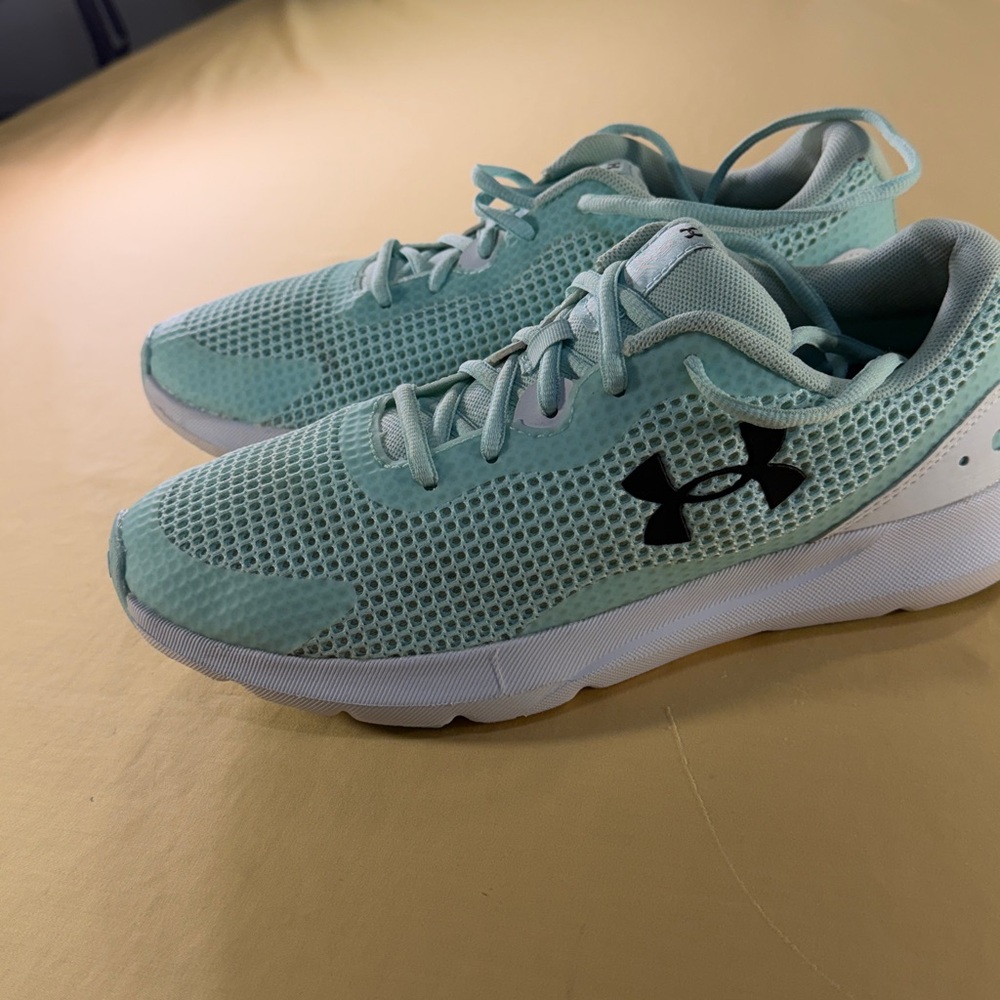 Under Armour women’s surge three shoes size 9 1/2 preowned - Picture 4 of 6